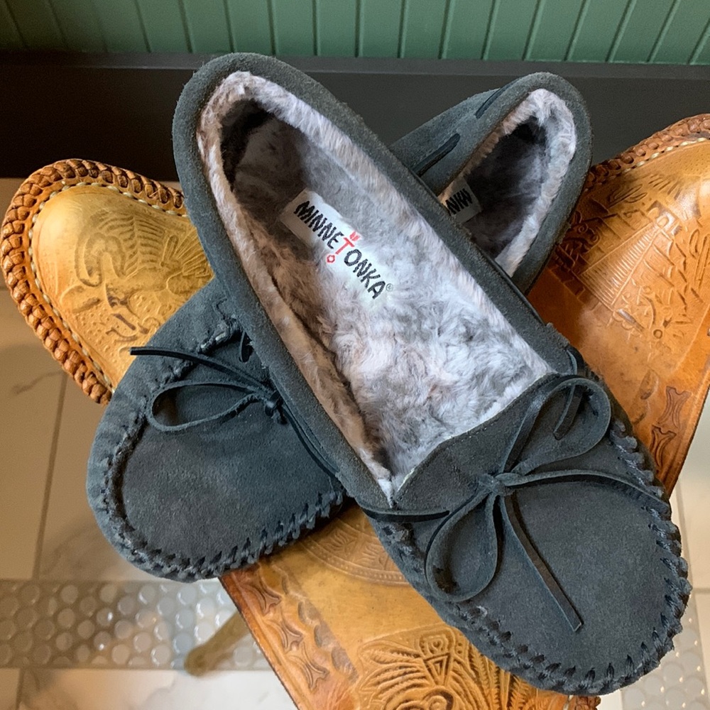 MINNETONKA slippers - Picture 3 of 3